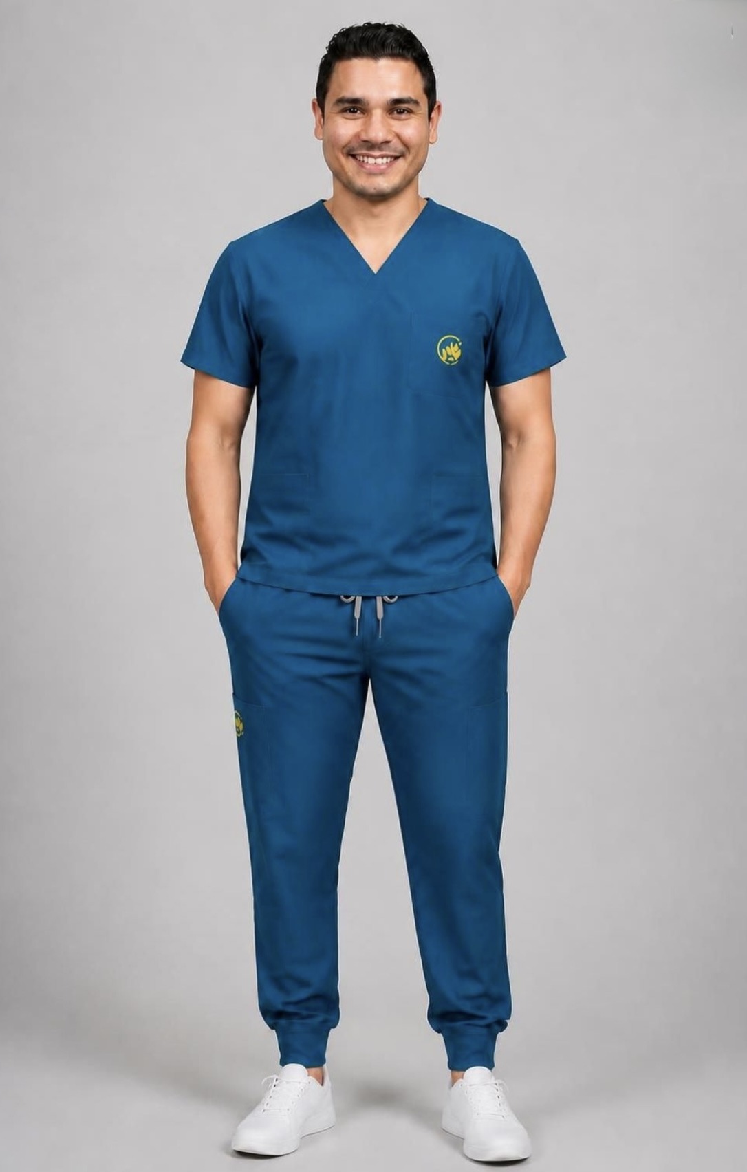 Modell trägt azurblaues CAMELLIA-Kasack-Set mit V-Ausschnitt, Brusttasche und Jogger-Hose